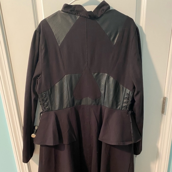 Red Queen Battle Coat - Picture 5 of 8